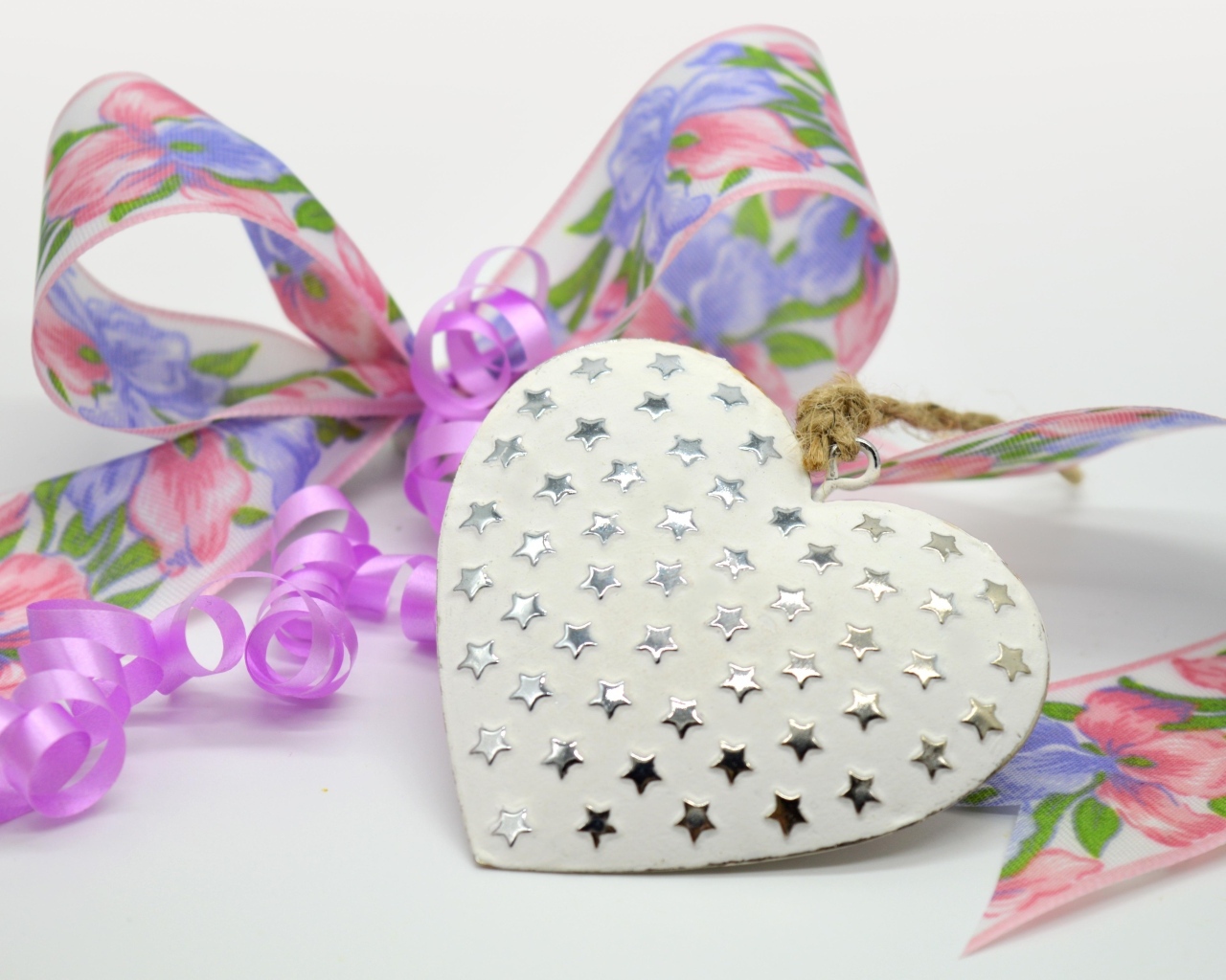 Красивое сердце в звездах с ленточкой