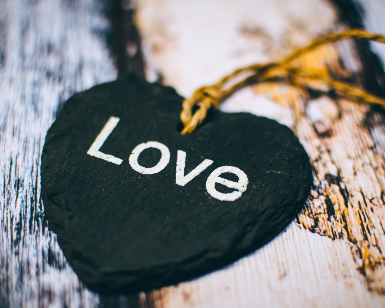 Черное каменное сердце на нитке 