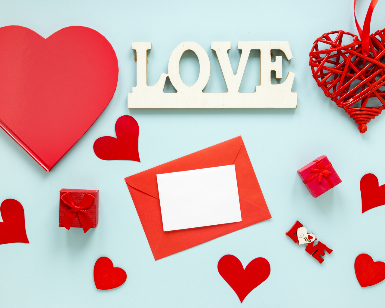 Голубой фон с красными сердцами и надписью любовь