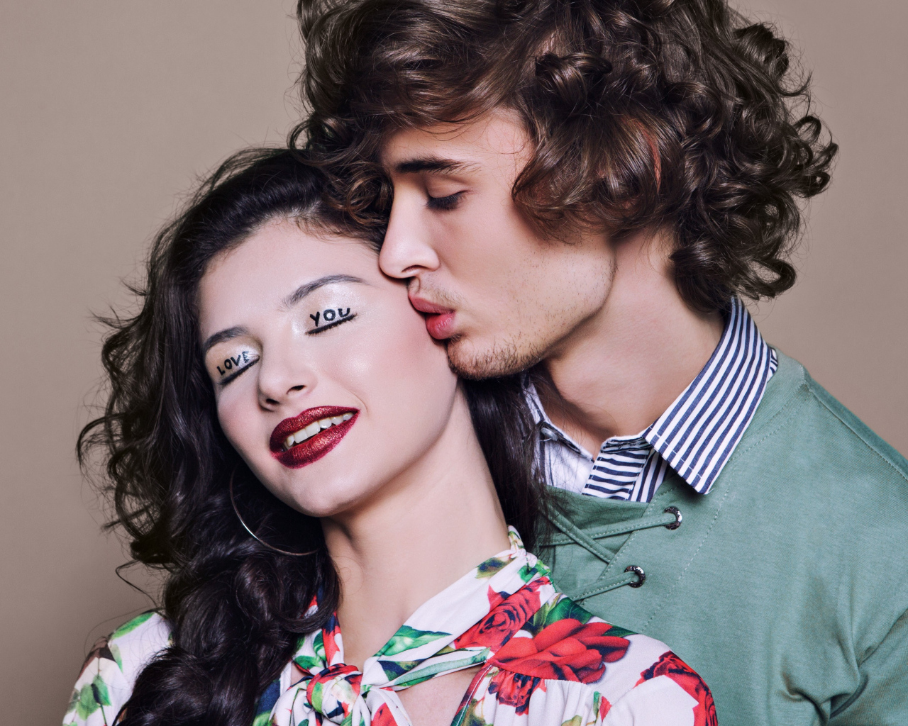 Влюбленные парень с девушкой с закрытыми глазами