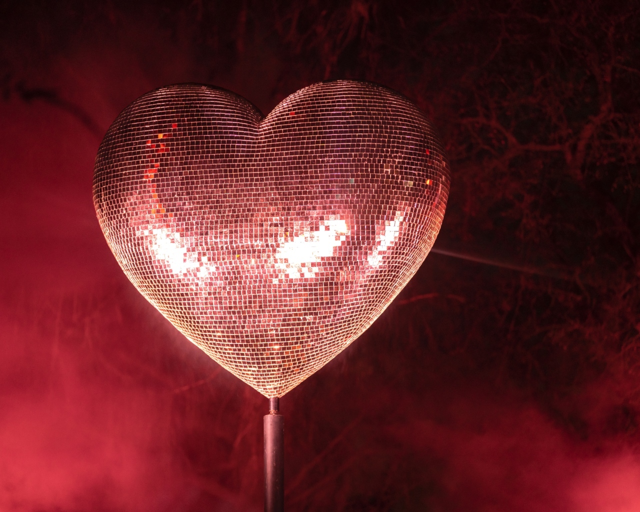 Яркое блестящее сердце в дыму