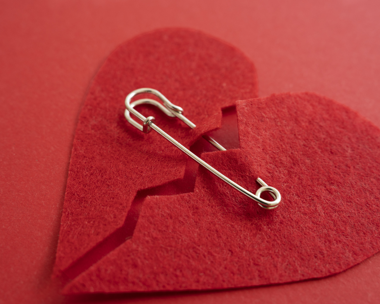 Разбитое сердце скрепили английской булавкой