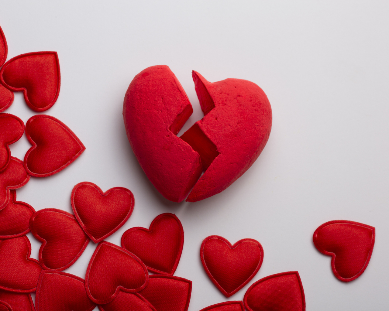 Разбитое сердце с маленькими красными сердечками