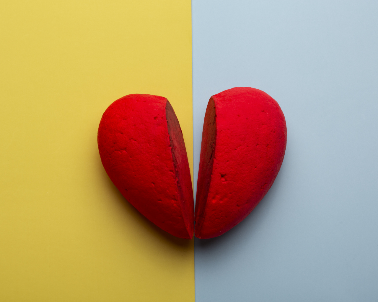 Разбитое красное сердце