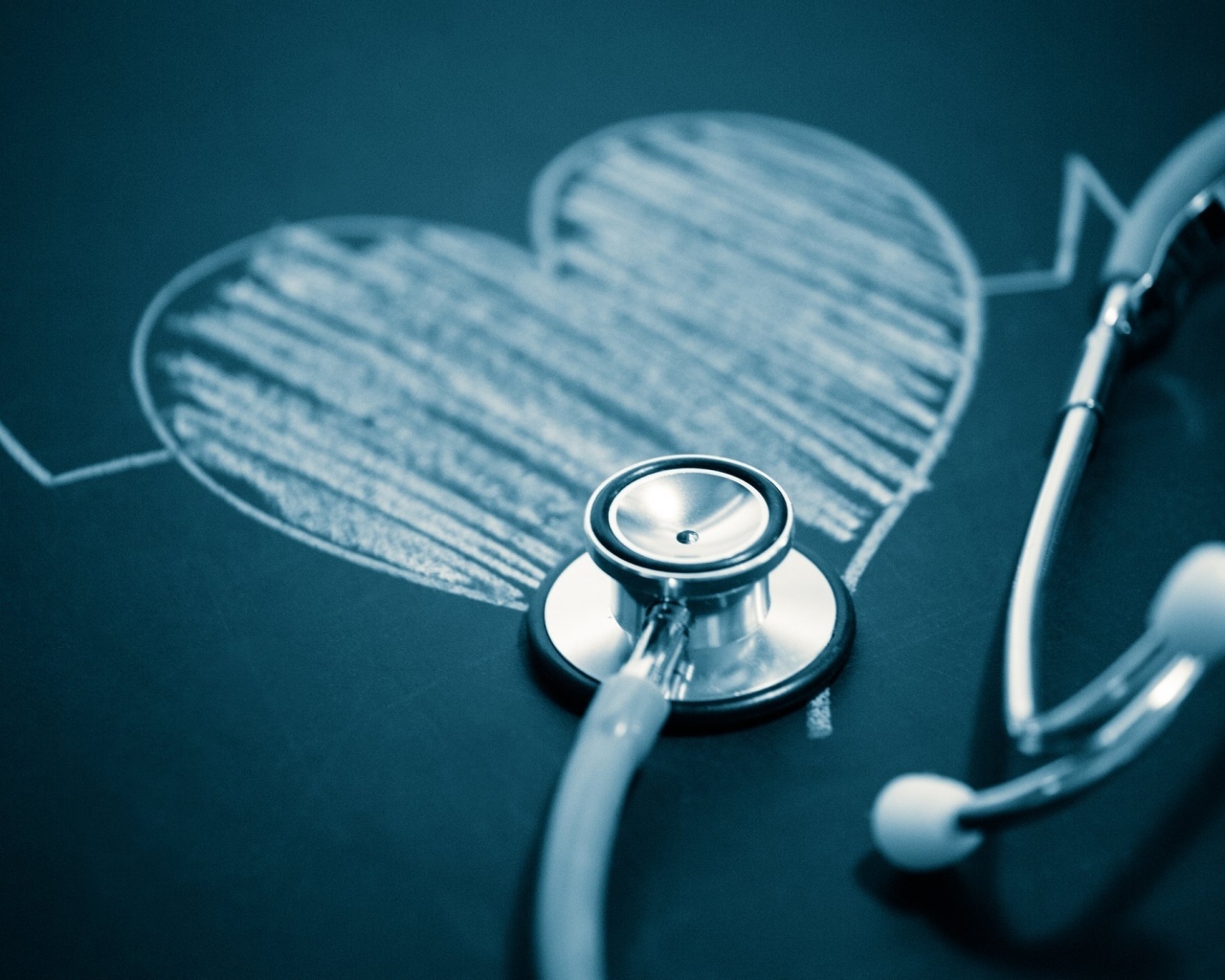 Нарисованное мелом сердце со стетоскопом