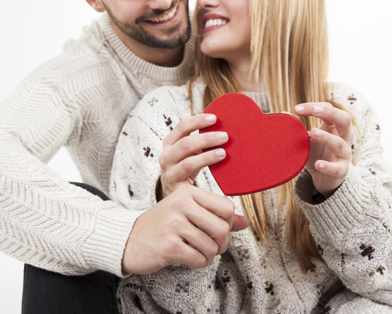 Влюбленная пара с красным сердцем в руках