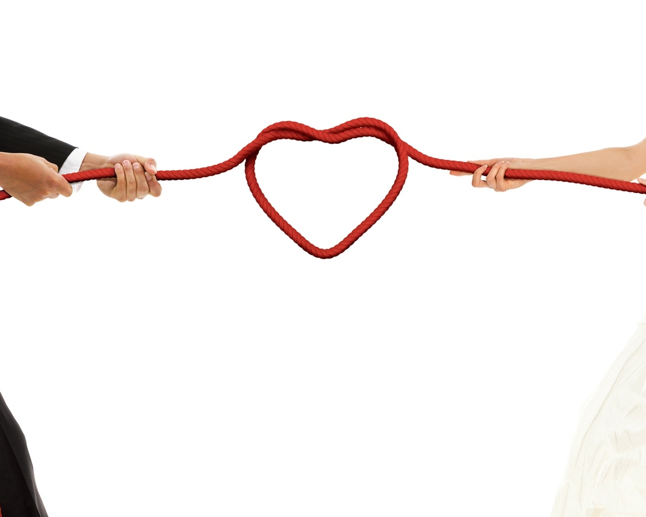 Пара тянет узел в форме сердца