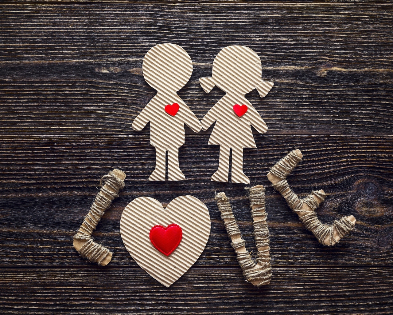 Вырезанные из ткани изображение мальчика и девочки и надписью Love