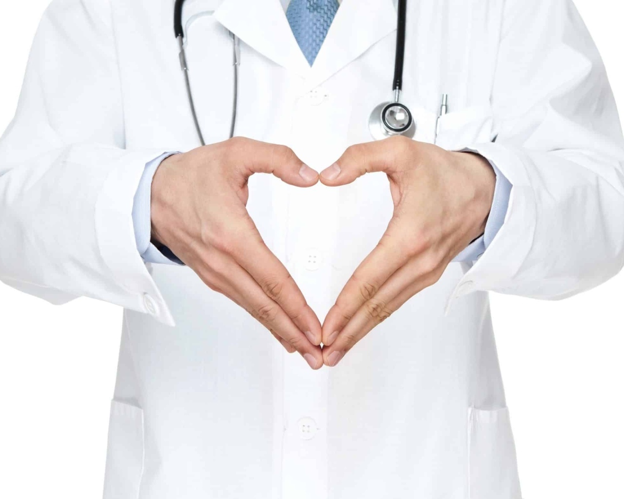 Доктор делает сердце ладонями рук