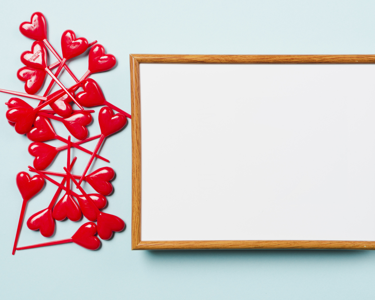 Рамка и красные сердечки на голубом фоне, шаблон открытки
