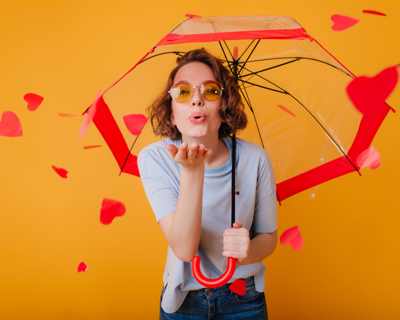 Девушка под зонтом с сердечками