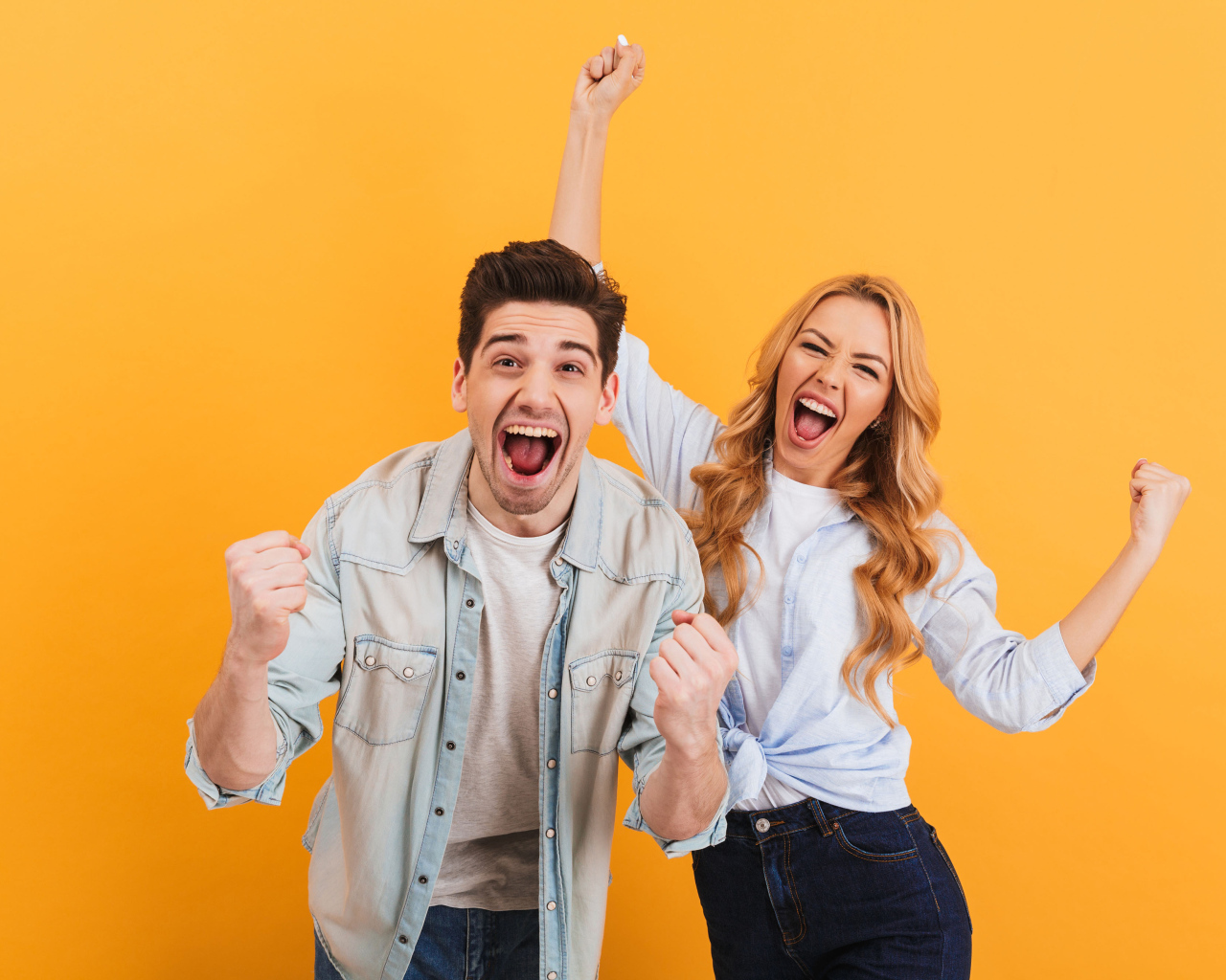 Счастливая пара на оранжевом фоне