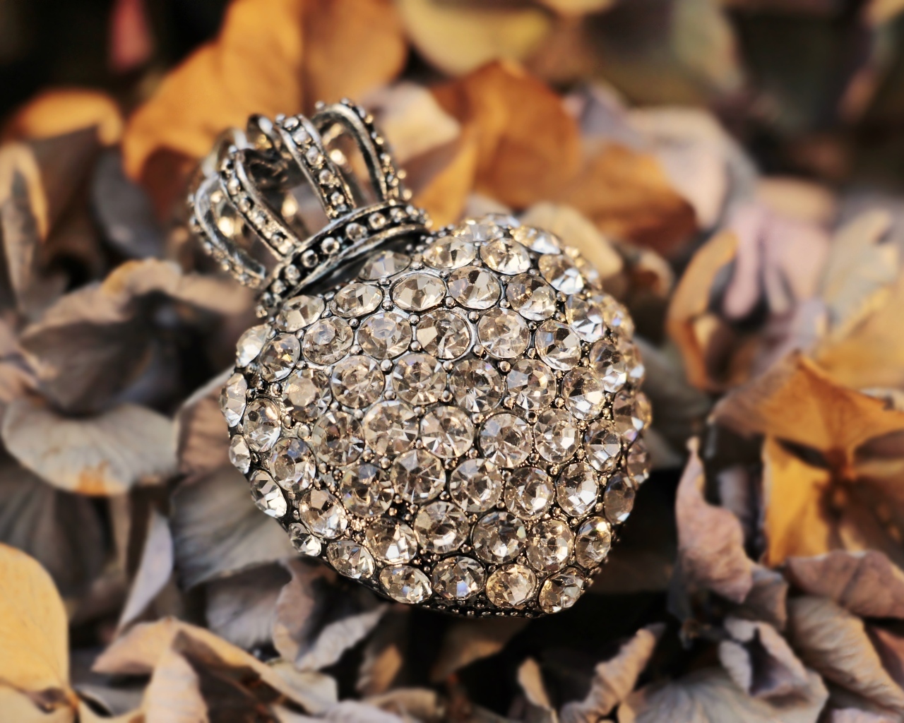 Кулон в форме сердца с короной  усыпан камнями