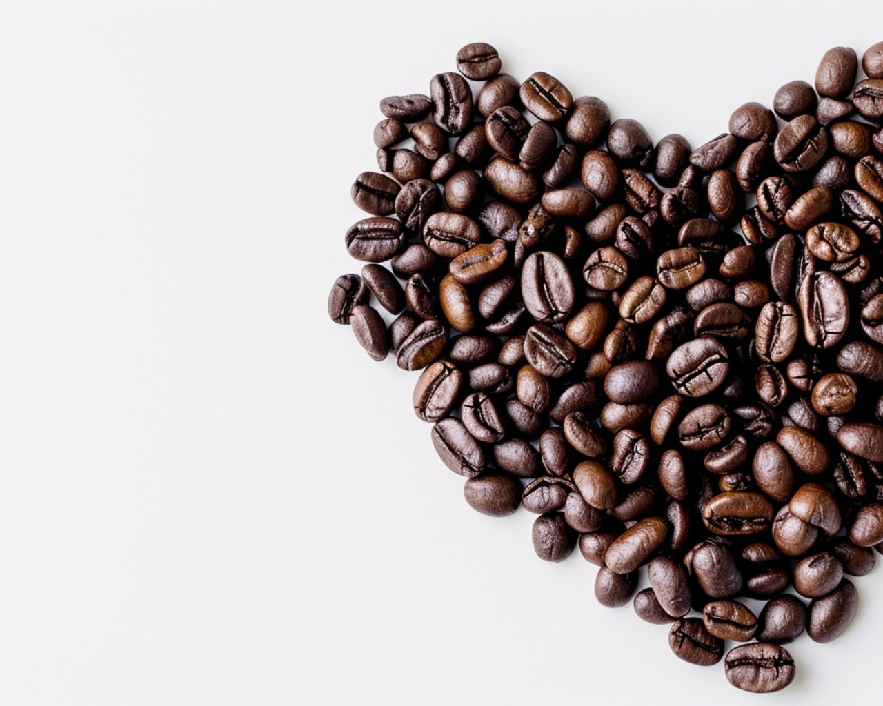 Сердце из кофейных зерен на белом фоне