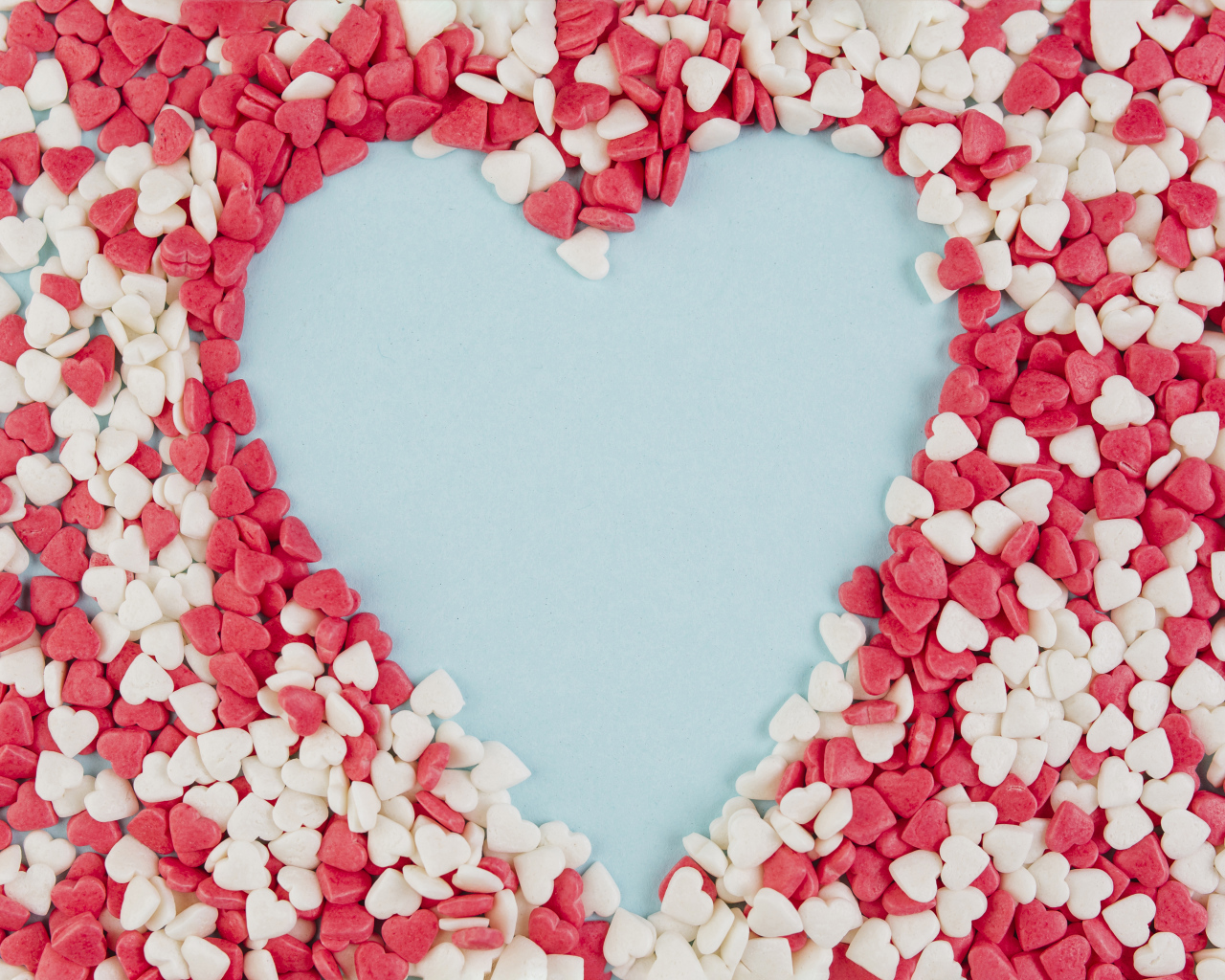 Сердце на голубом фоне из маленьких сладких сердечек