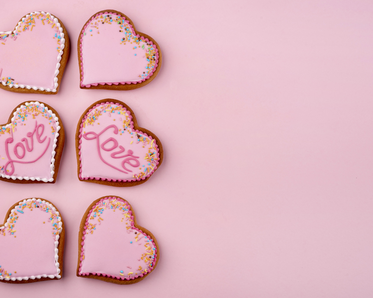 Печенье в форме сердца на розовом фоне