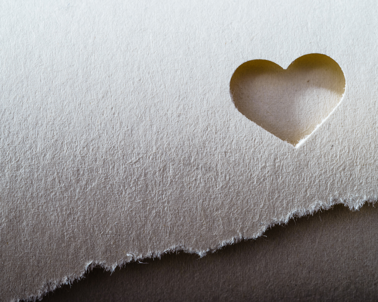 Дырка в бумаге в форме сердца