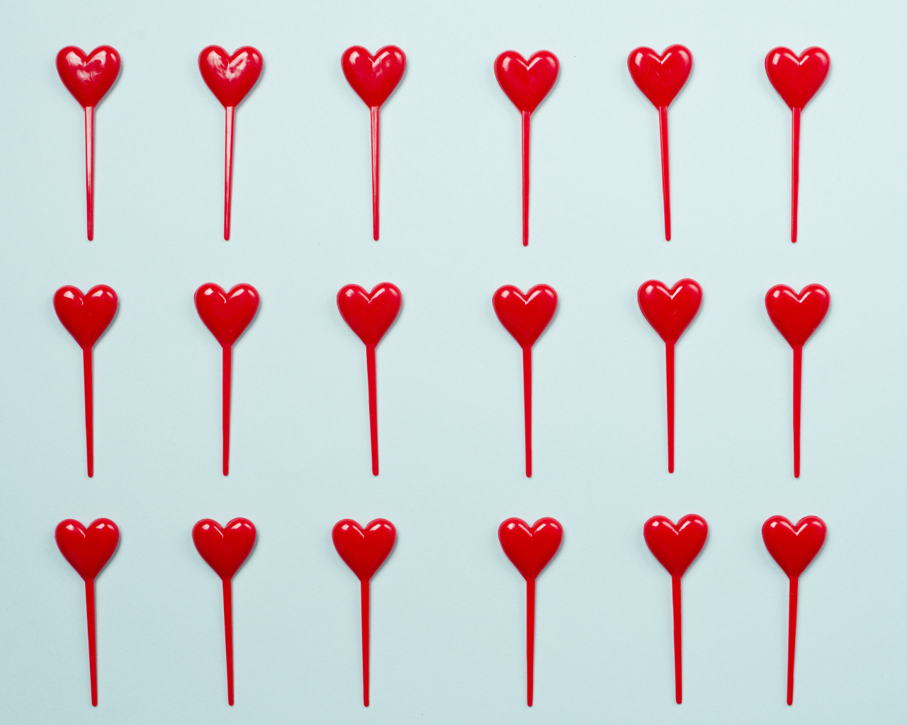 Сердечки на палочке на голубом фоне