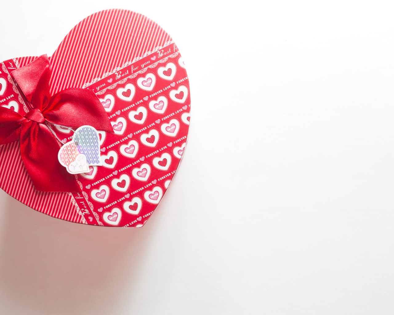Большая подарочная коробка в форме сердца на белом фоне