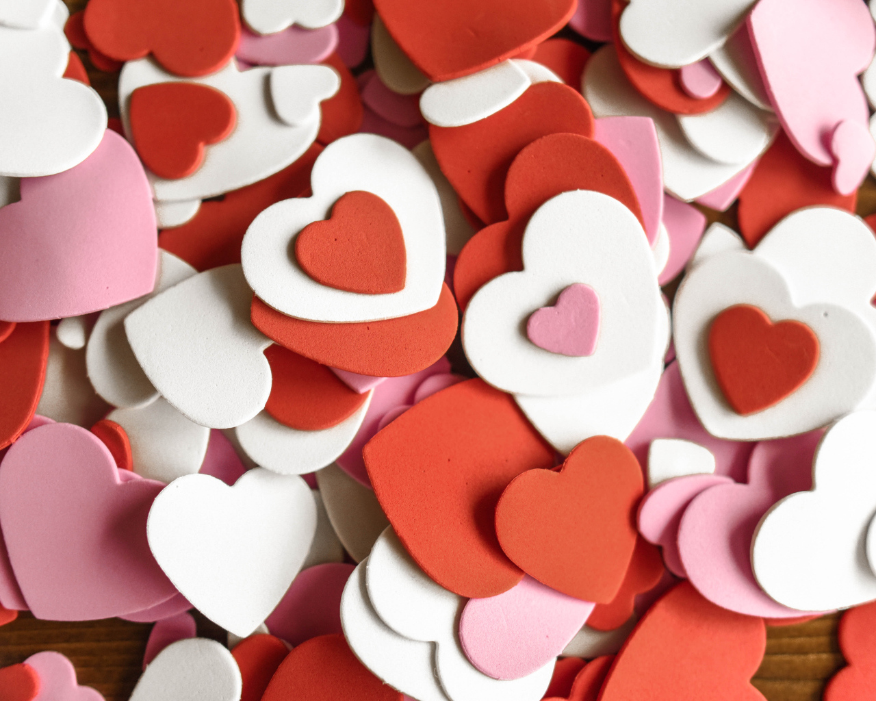 Много маленьких бумажных разноцветных сердечек