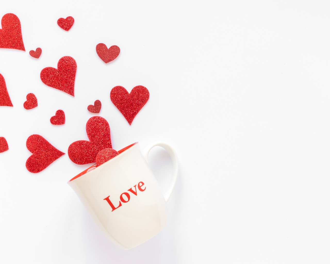 Кружка с надписью любовь с красными сердечками на белом фоне