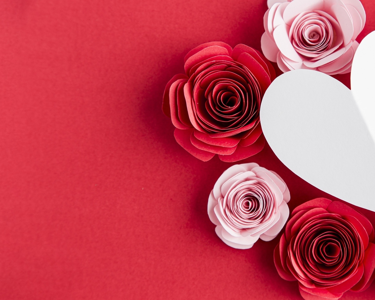 Бумажные розы с сердцем на красном фоне