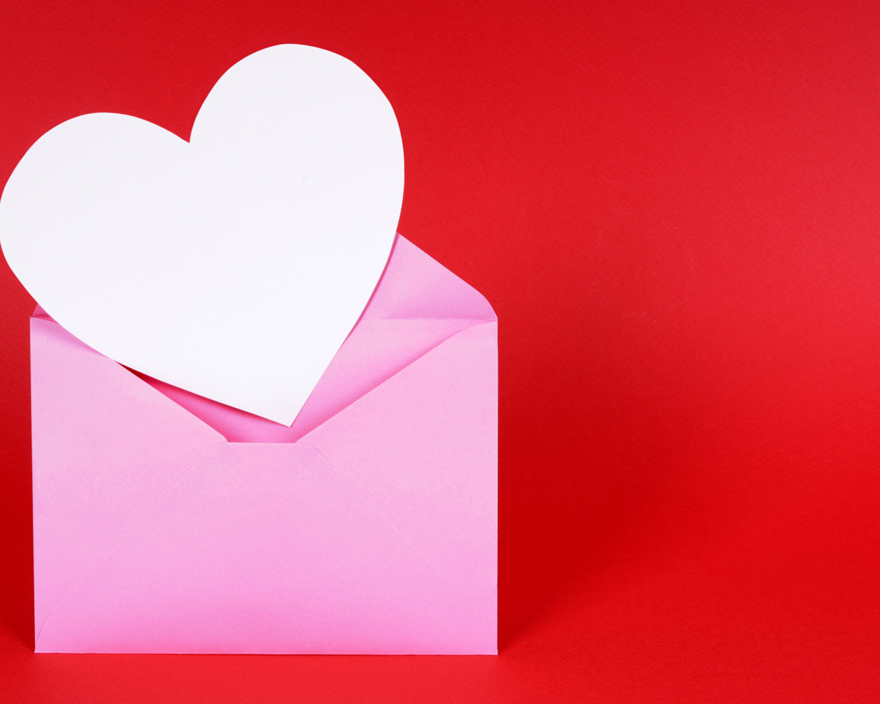 Розовый конверт с сердцем на красном фоне, шаблон для открытки