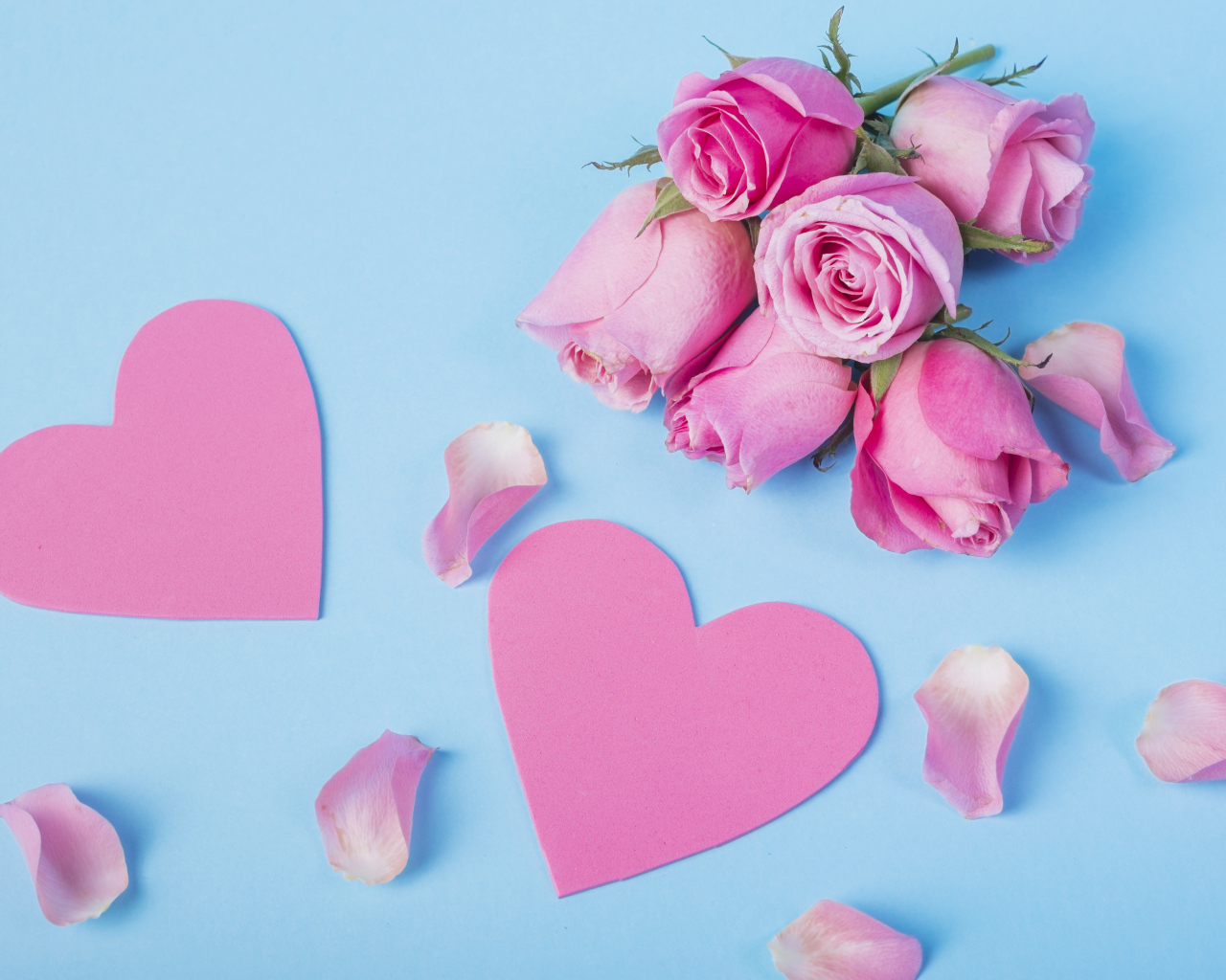 Розовые сердечки и цветы розы на голубом фоне