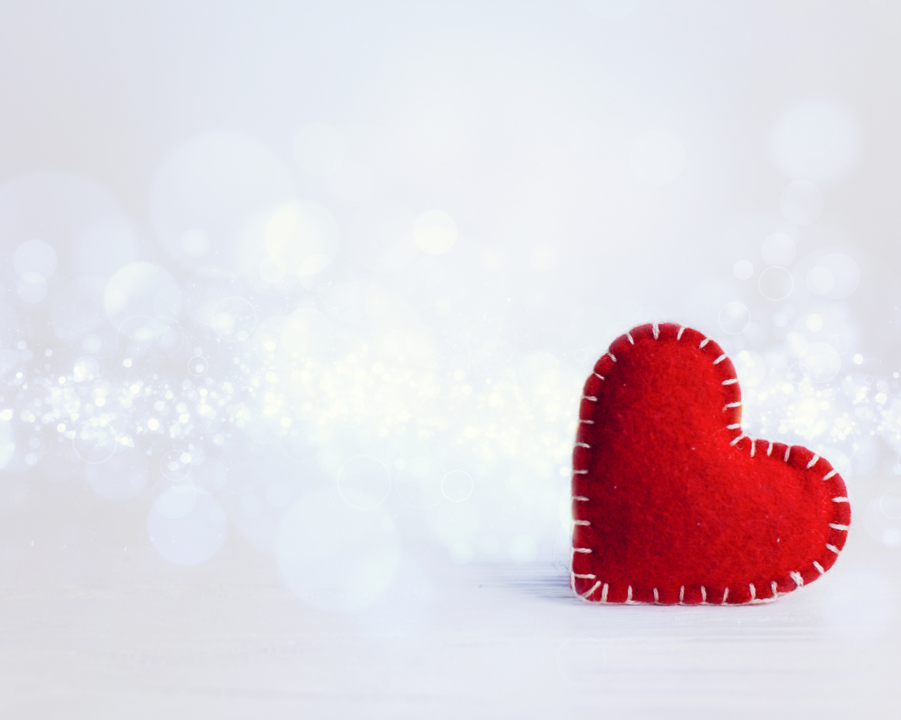 Красное тканевое сердце на сером фоне