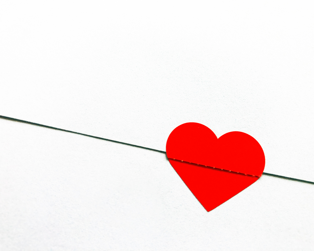 Красное сердечко на белом фоне из бумаги