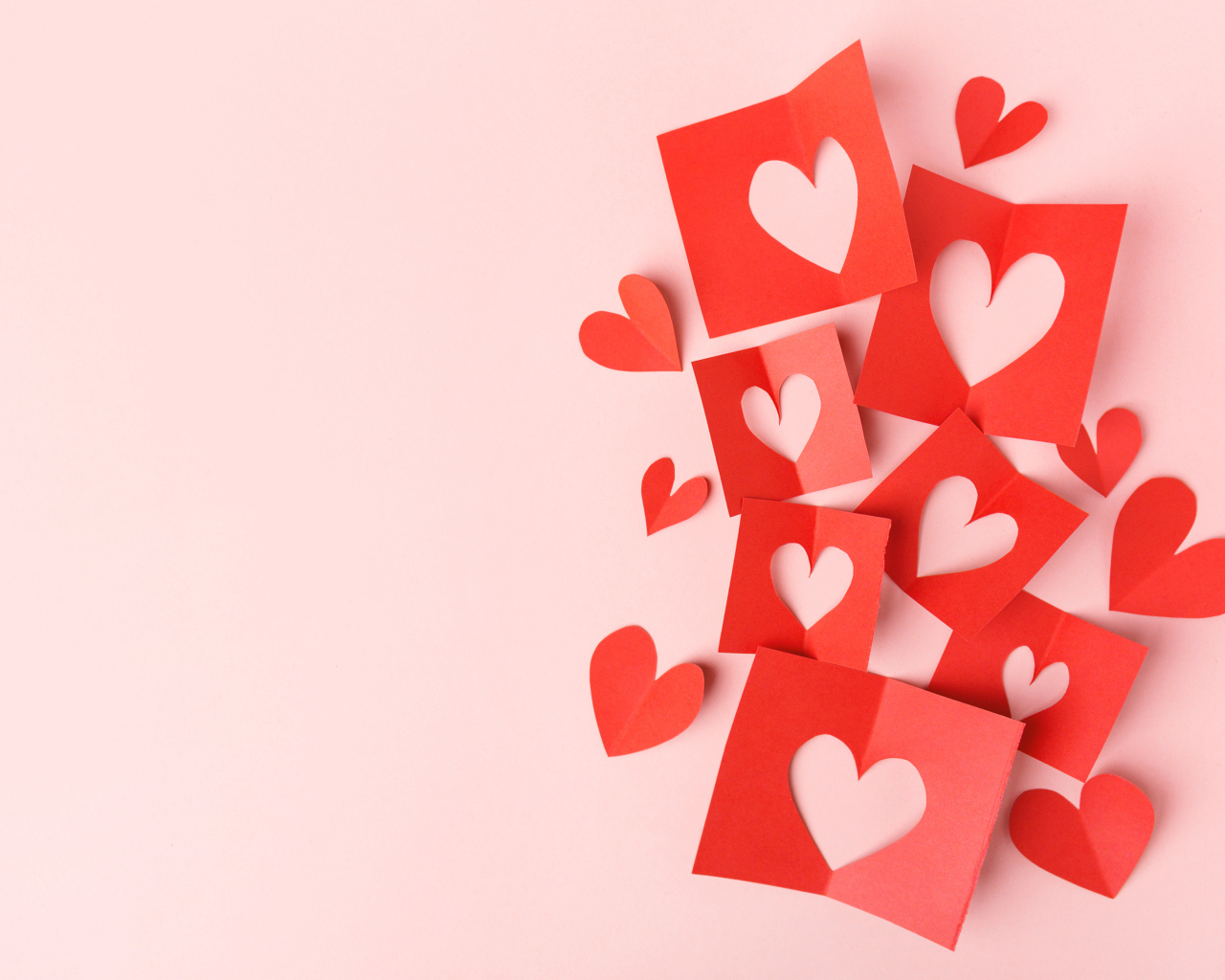 Сердечки из красной бумаги на сером фоне