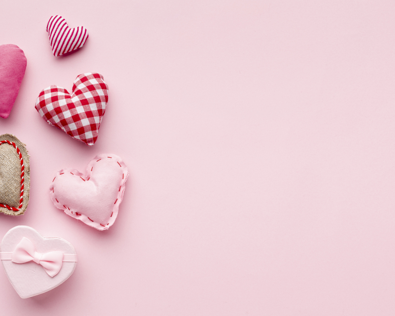 Маленькие тканевые сердечки