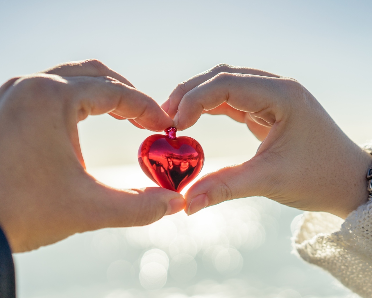 Маленькое сердечко в руках влюбленной пары