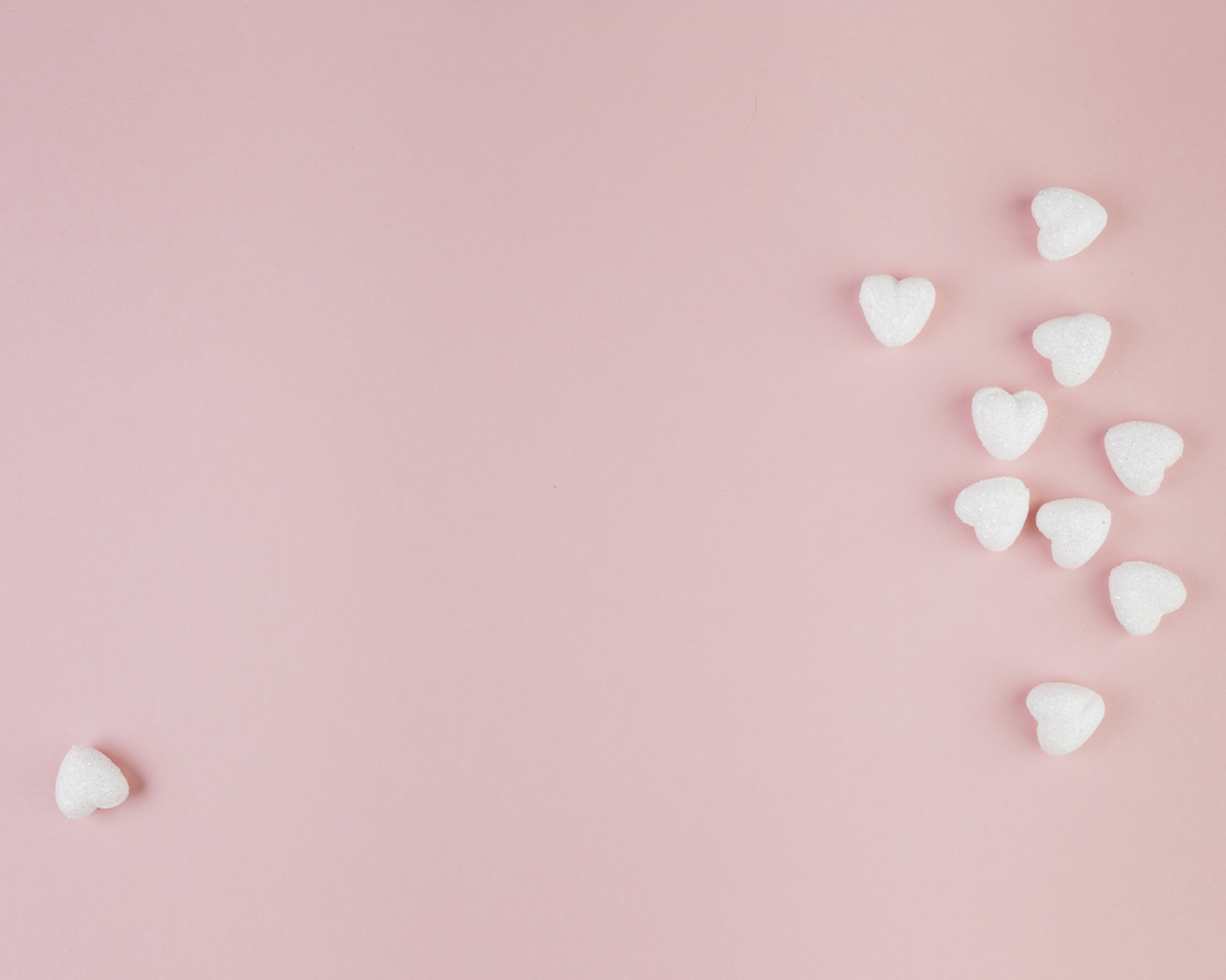 Маленькие белые сердечки на розовом фоне