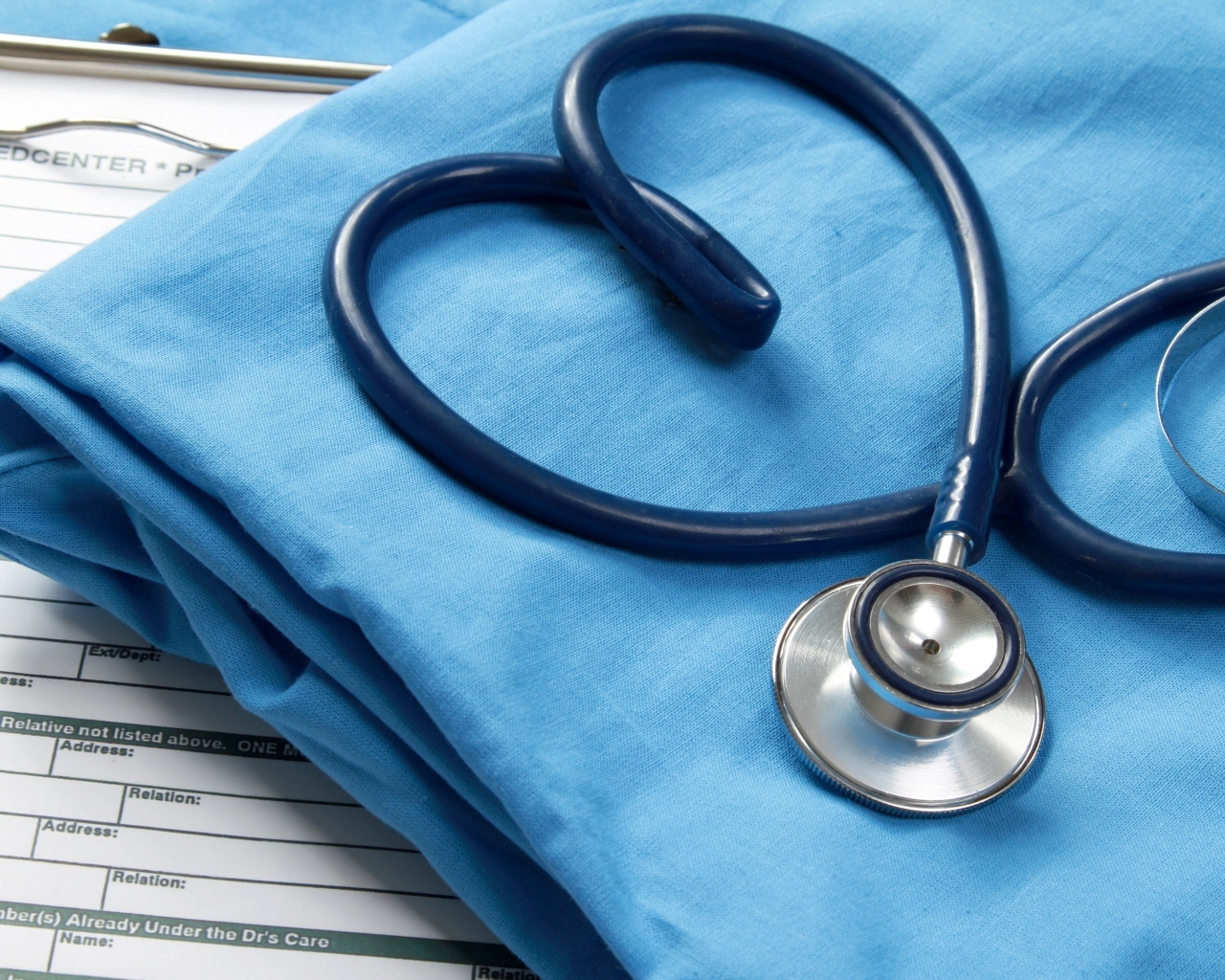 Стетоскоп с медицинским халатом на столе