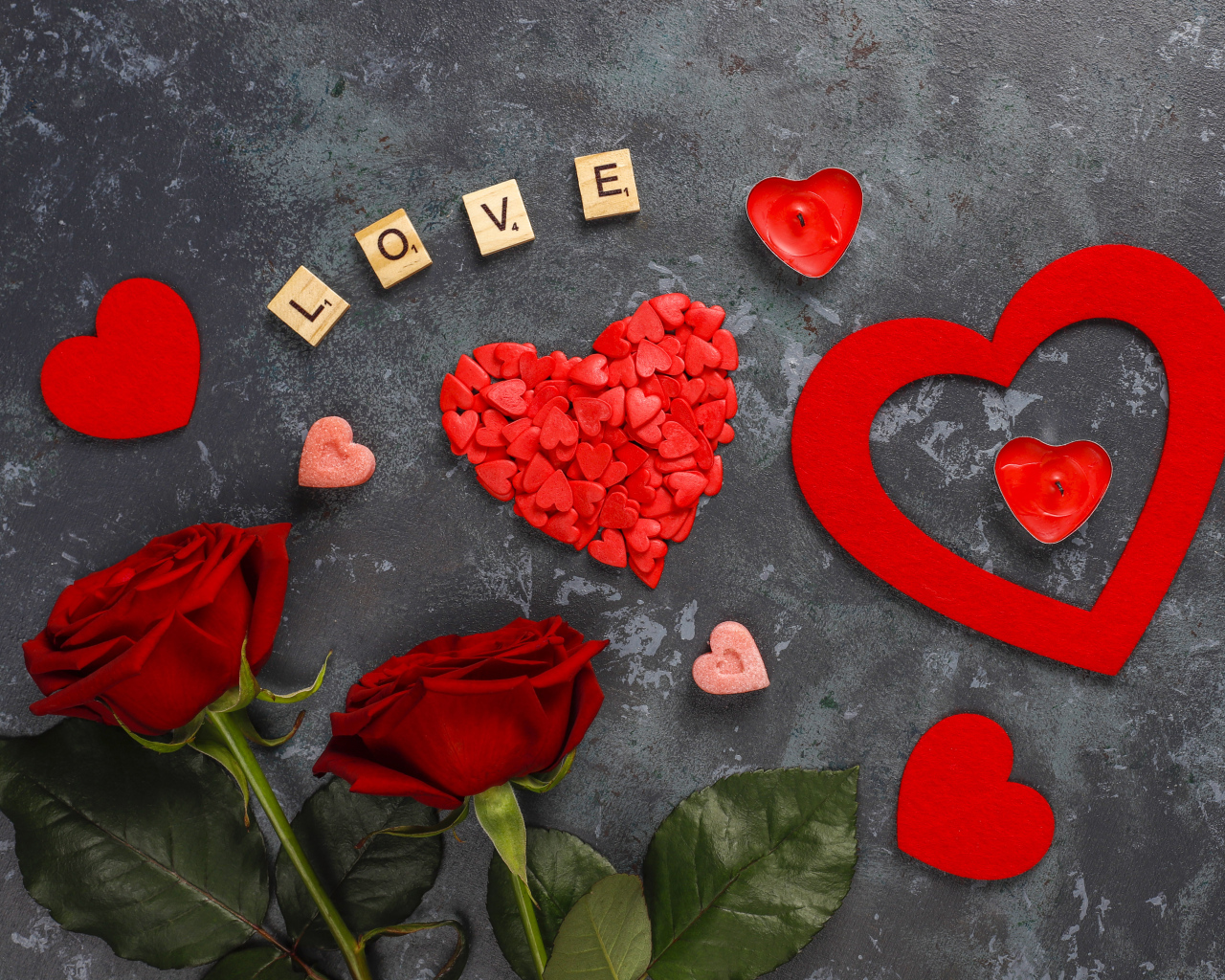 Надпись любовь с розами и сердечками на сером фоне