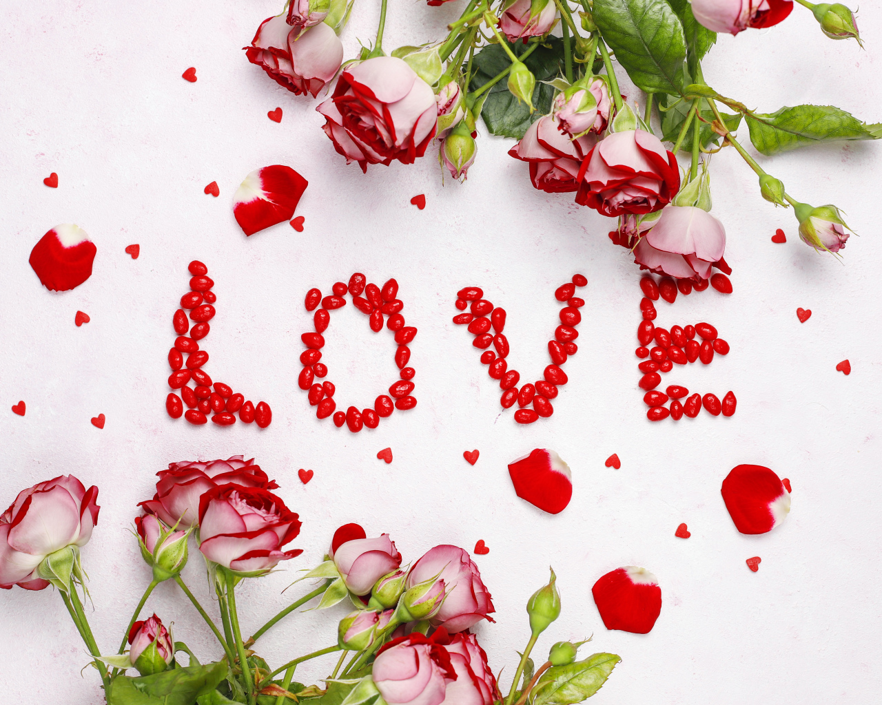 Надпись любовь с розами на белом фоне