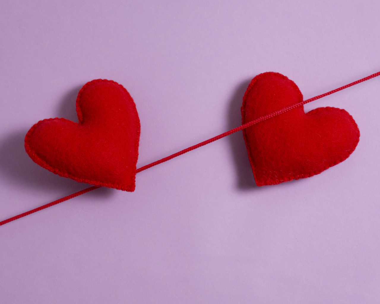 Два сердечка на красной нити