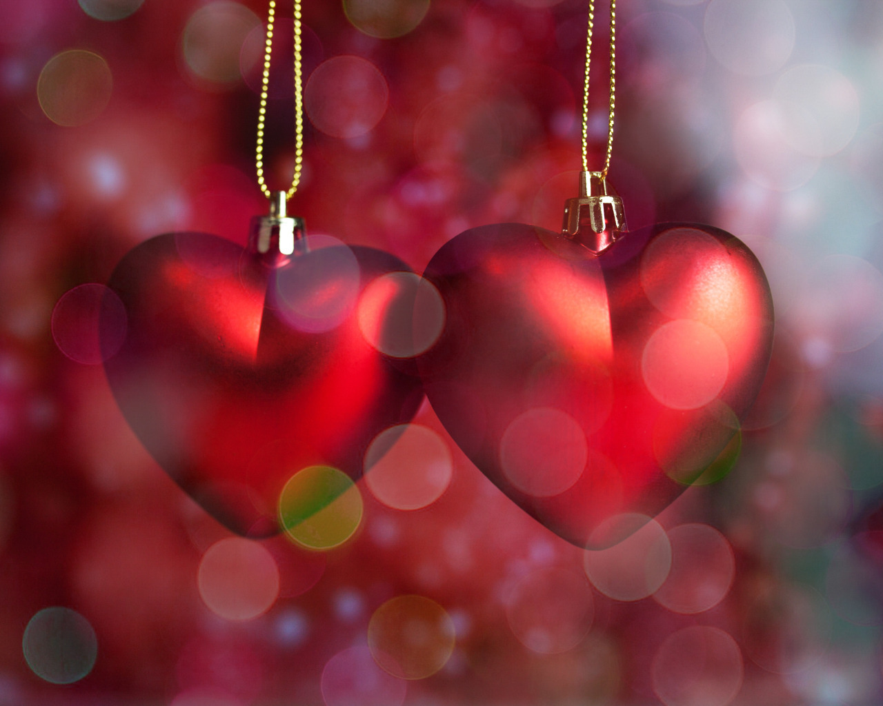Два красных сердца на цепочке