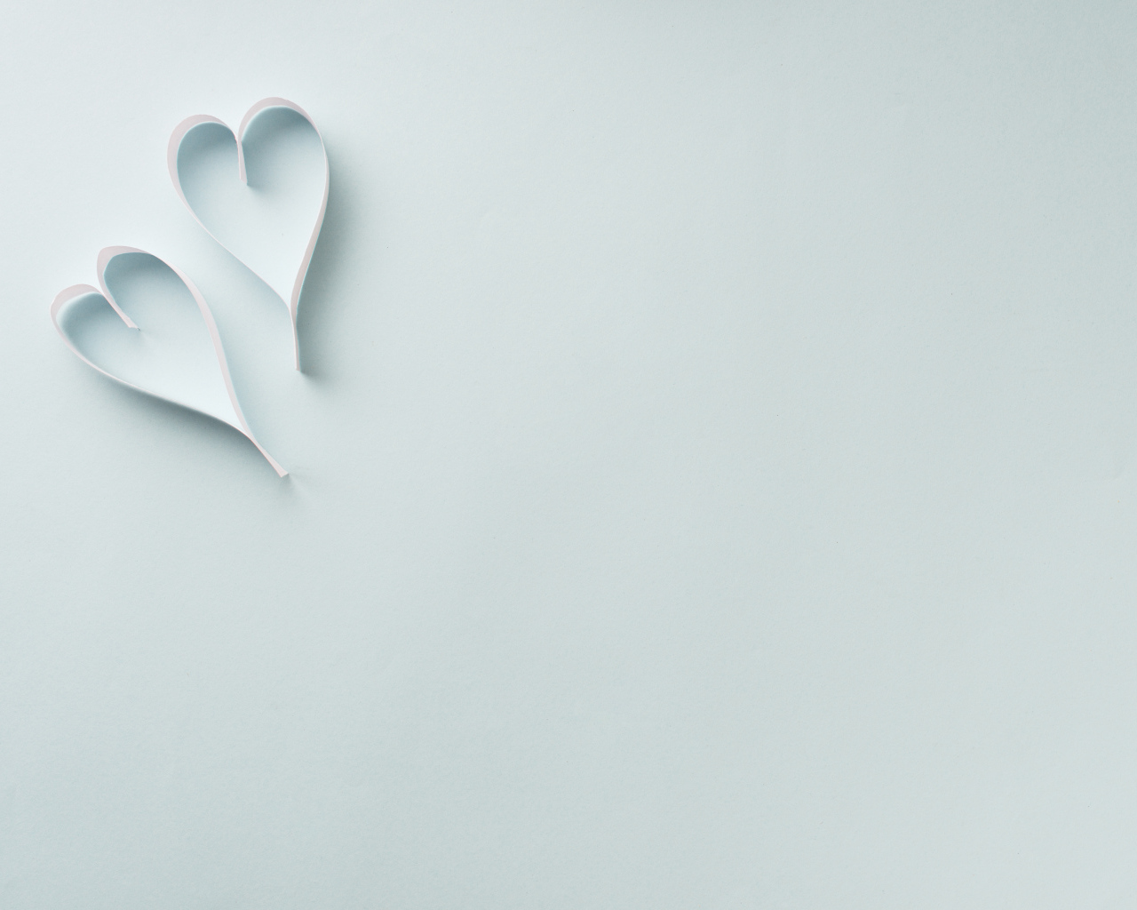 Две полоски белые полоски в форме сердца на голубом фоне