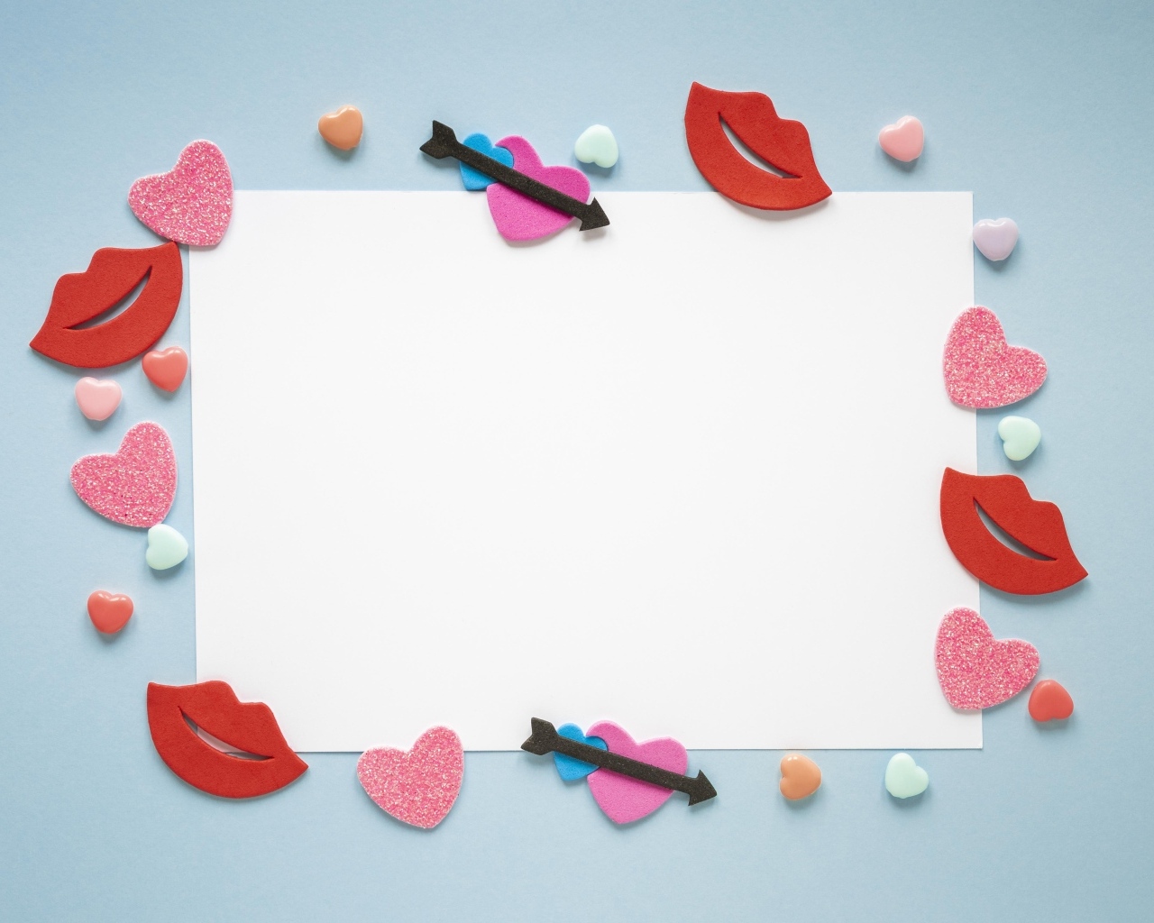 Белый лист бумаги с сердечками и губами на голубом фоне, шаблон открытки