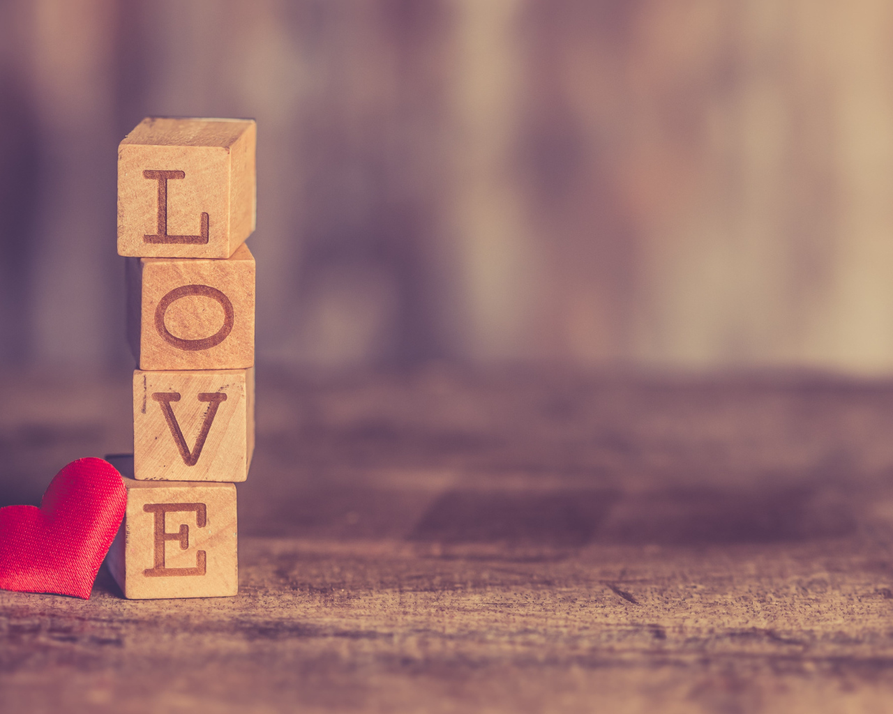 Деревянные кубики с надписью любовь с красным маленьким сердечком