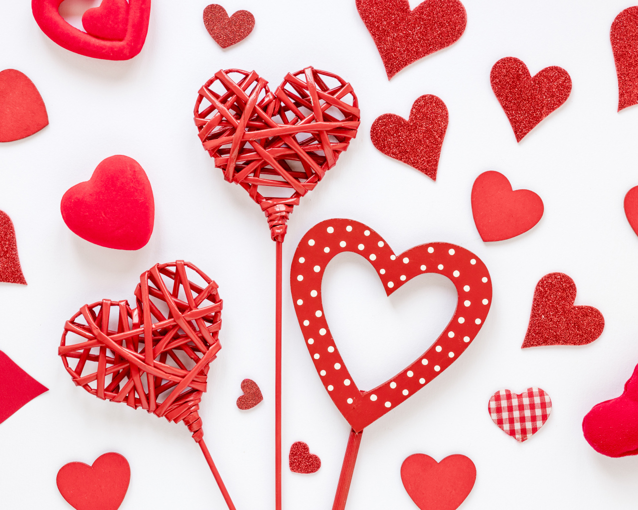 Плетеные и бумажные сердечки на белом фоне