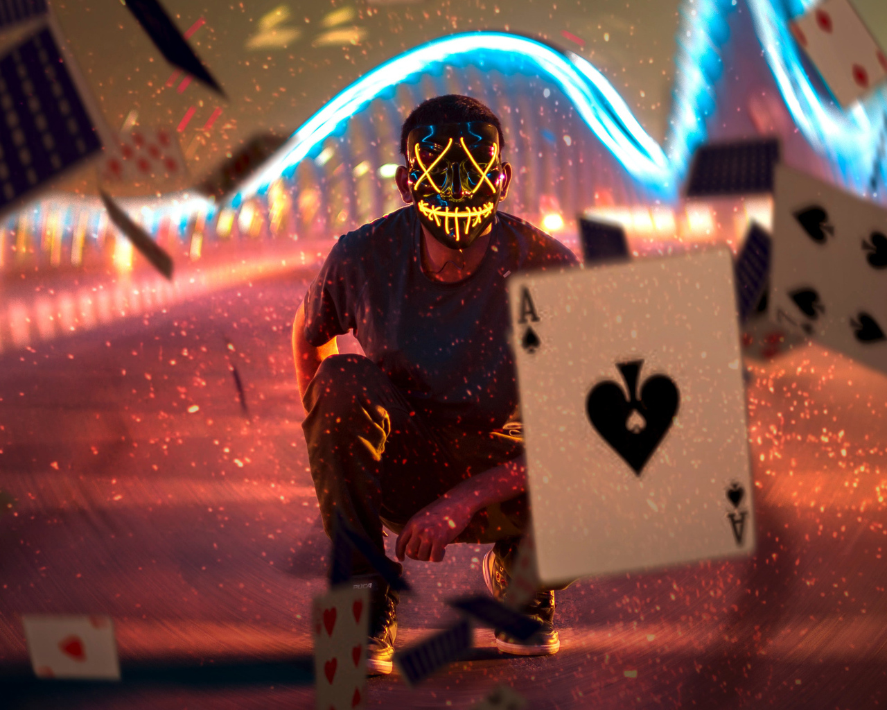 Мужчина в маске бросает карты