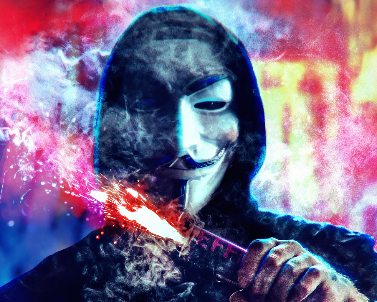 Анонимус в маске с петардой в руке