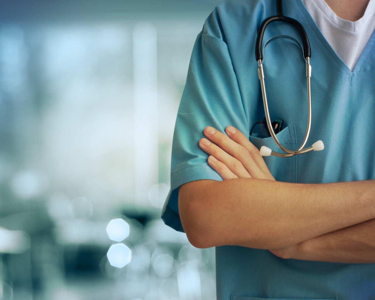 Врач в голубом медицинском костюме