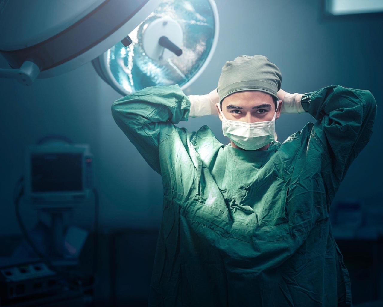 Мужчина врач в костюме в операционной