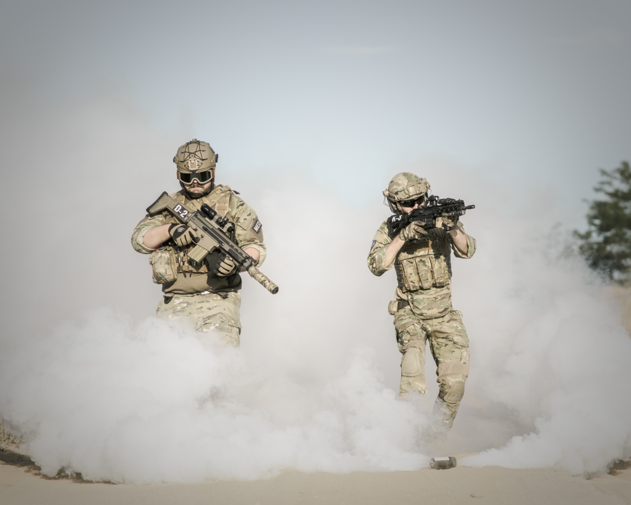 Мужчины солдаты с оружием в дыму