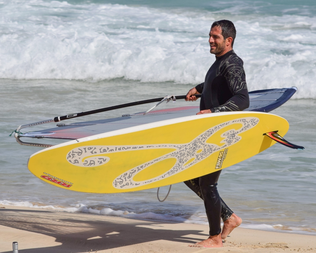 Мужчина серфер с доской на пляже