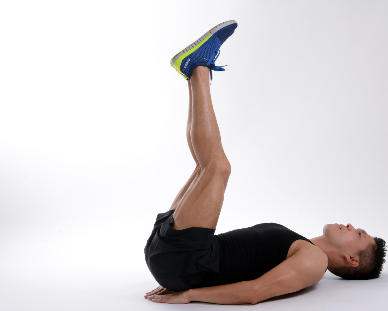 Мужчина делает упражнение в фитнесе